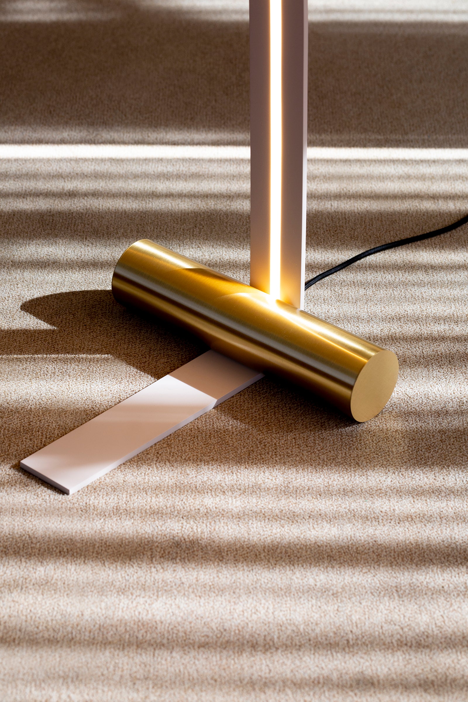 finish : Beige / cylinder : Brushed brass