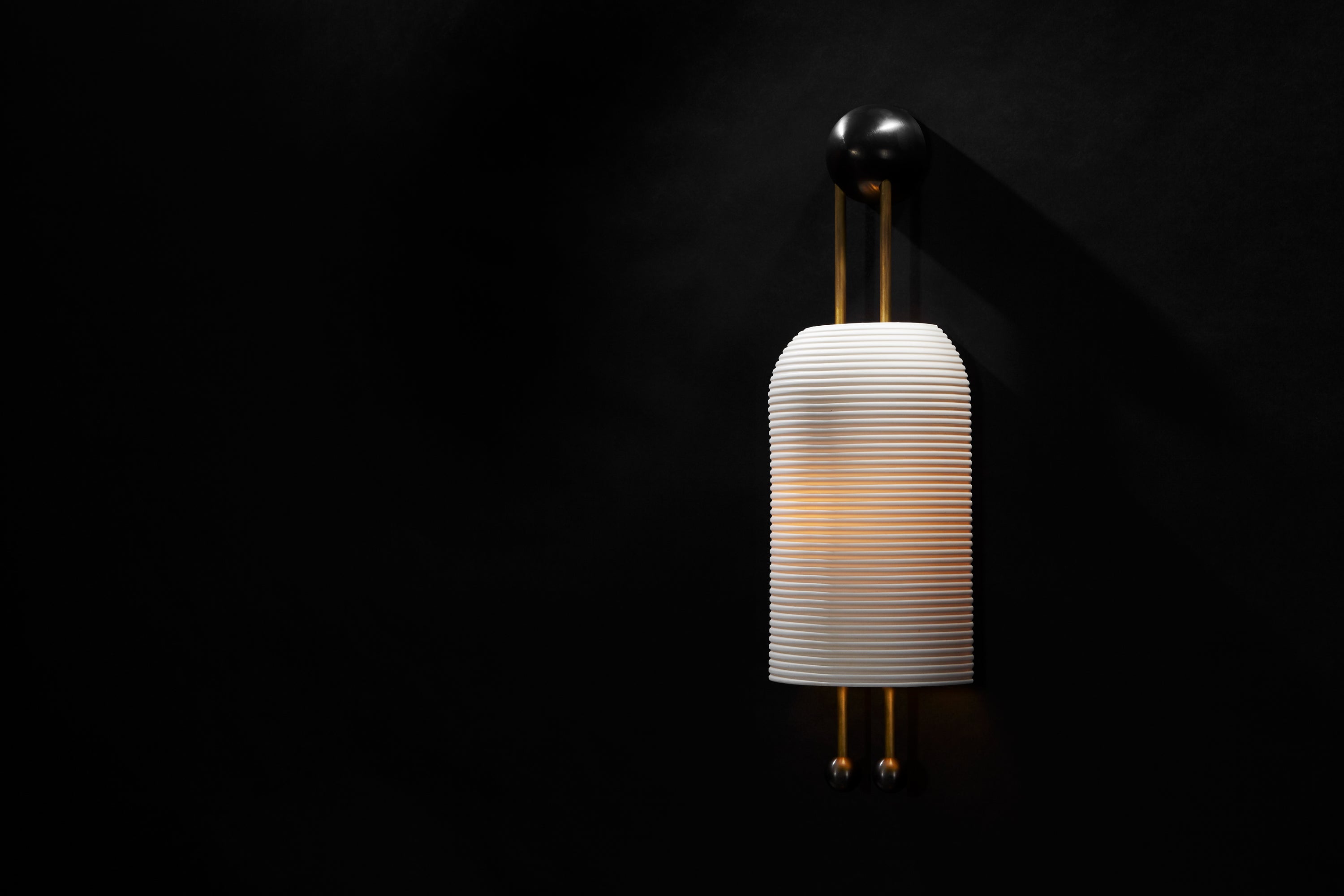 finish : aged brass / accents : blackened brass
