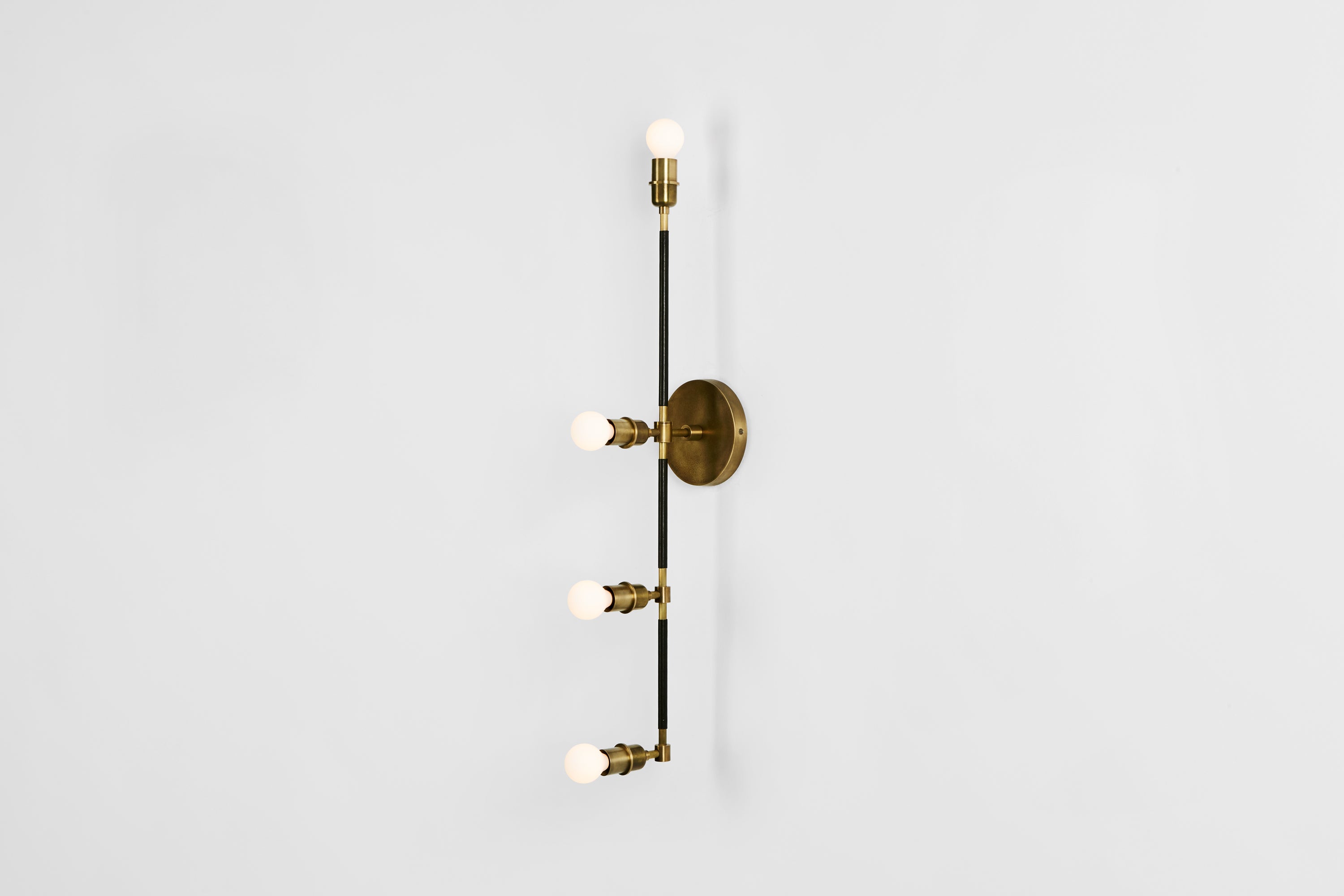 finish : aged brass / leather : black calfskin