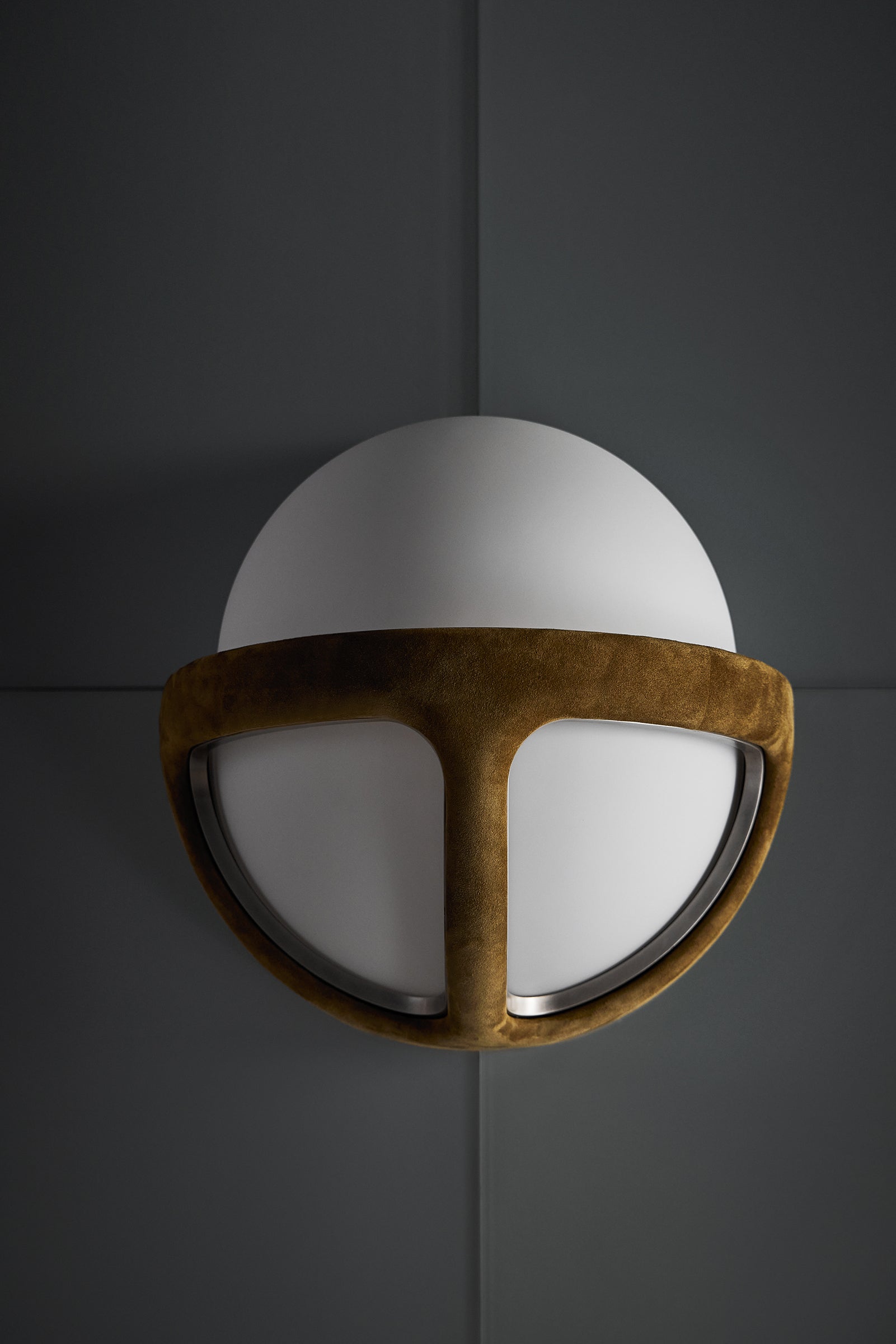 finish : tarnished silver / leather : bronze suede