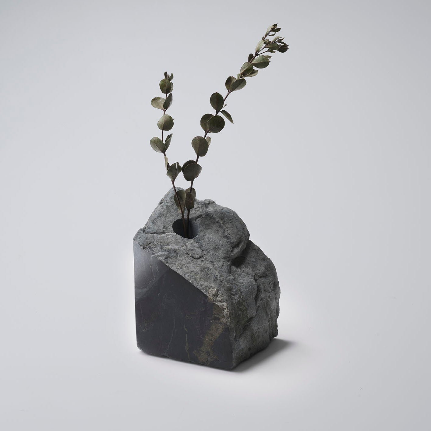 IYOAOSEKI FLOWER VASE MIGAKI