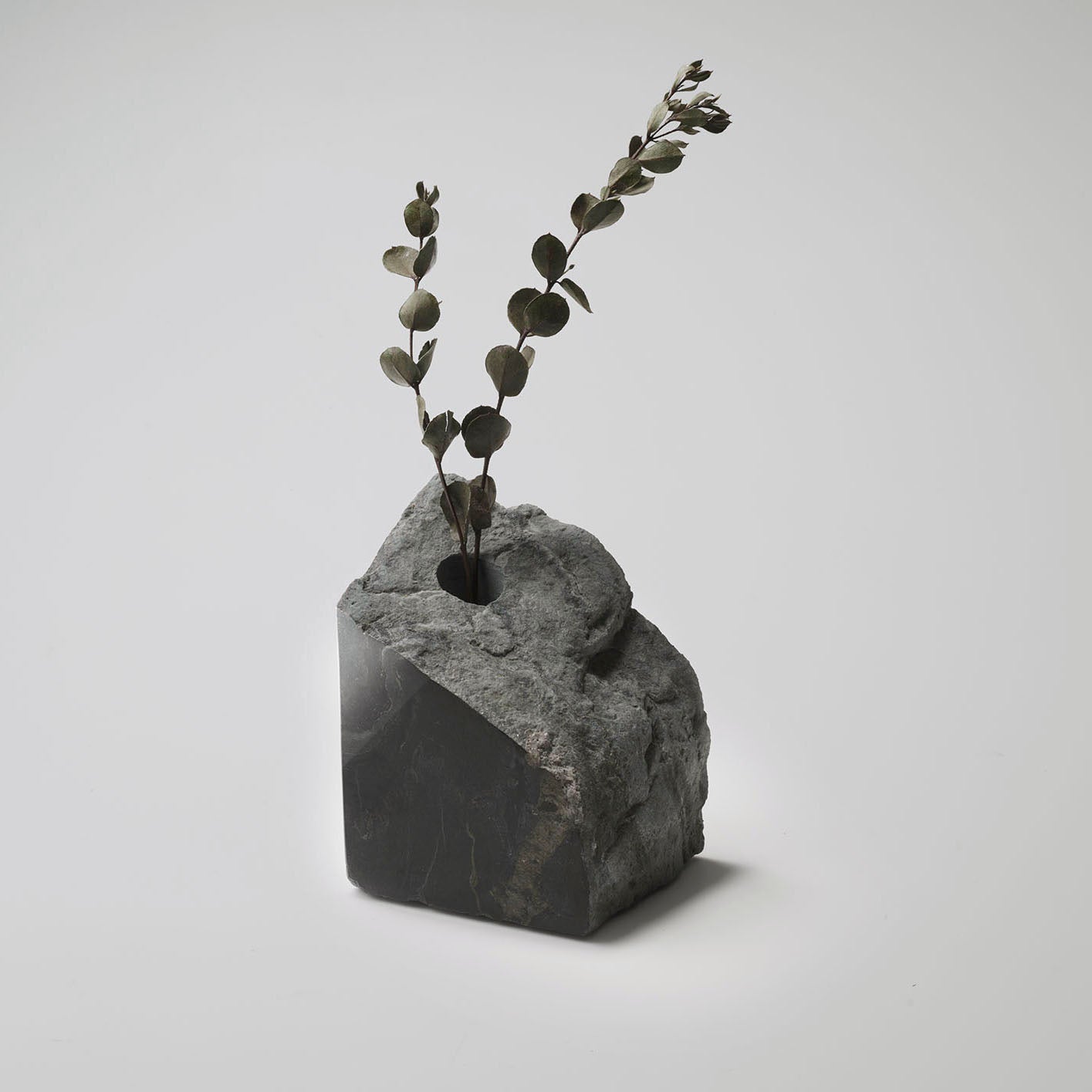 IYOAOSEKI FLOWER VASE MIGAKI
